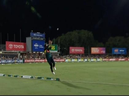 Maxwell took an incredible catch near the boundary to dismiss the South African star | VIDEO: मैक्सवेल ने बाउंड्री के पास हैरान करने वाला अविश्वनीय कैच लपकर दक्षिण अफ़्रीकी स्टार को किया आउट