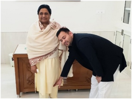 Tejashwi Yadav blessed by touching Mayawati's feet, Congratulations to Akhilesh for SP-BSP Alliance | तेजस्वी यादव ने मायावती के पैर छूकर लिया आशीर्वाद, अखिलेश को दी गठबंधन की बधाई