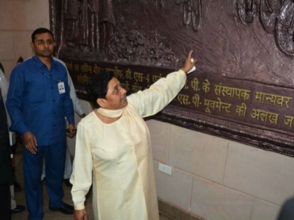 Mayawati banglow in locknow worth 35 cr, 13 mall avenue lucknow | 35 करोड़ में बना है मायावती का बंगला, विपक्षी भी कहते हैं 'राजमहल'