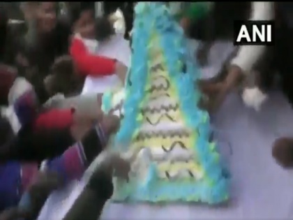 Video: People loot cake during an event in Amroha, on Bahujan Samaj Party (BSP) chief Mayawati's 63rd birthday | मायावती के जन्मदिन पर केक लूटने के लिए BSP कार्यकर्ताओं में मची भगदड़, VIDEO वायरल