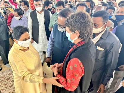 bsp chief mayawati priyanka gandhi | बसपा प्रमुख मायावती से मिलने उनके घर पहुंची प्रियंका गांधी, मां के निधन पर सात्वंना व्यक्त की