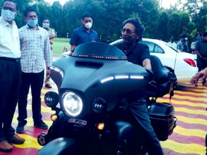 chief justice of india sharad arvind bobde bike ride pic goes viral on social media | चीफ जस्टिस ऑफ इंडिया शरद अरविंद बोबडे ने की बाइक की सवारी, वायरल हो रही तस्वीर