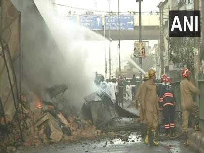 Delhi Fire breaks out in five shops in Azad market Fire tenders reached Dousing operation underway | दिल्ली के आजाद मार्केट में तीन इमारतों में लगी भीषण आग, बचाव कार्य में लगीं दमकल की 20 गाड़ियां, सिलेंडर में विस्फोट