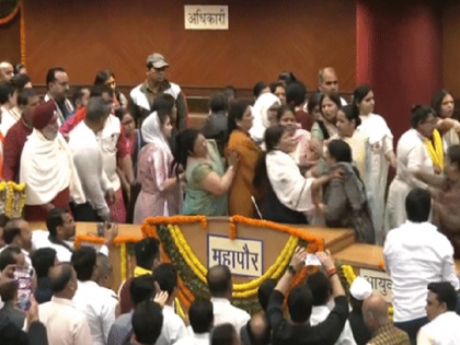 Clash at MCD House, AAP, BJP councillors throw boxes, exchange blows over election of standing commitee | दिल्ली: एमसीडी सदन में स्थायी समिति के चुनाव पर रात भर आप-भाजपा का जबर्दस्त हंगामा, एक-दूसरे पर फेंके कागज, धक्का-मुक्की और मारपीट हुई