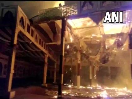 Gurugram Sector 31 A huge fire broke out in the marriage hall fire engines started to extinguish | गुरुग्रामः सेक्टर 31 स्थित मैरेज हॉल में लगी भीषण आग, सब सामान जलकर खाक, आग बुझाने में लगीं दमकल की गाड़ियां