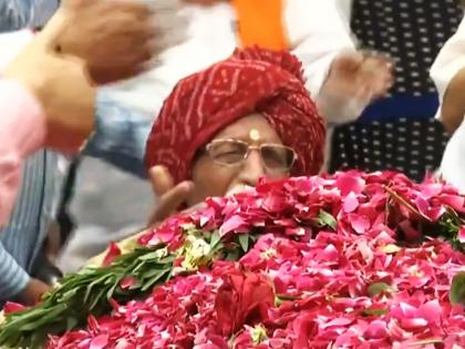 MDH spice company Mahashay Dharampal Gulati crying paying tribute to Sushma Swaraj | सुषमा स्‍वराज के पार्थिव शरीर के सामने फूट-फूटकर रोए MDH मसाले के मालिक धर्मपाल गुलाटी, देखें वीडियो