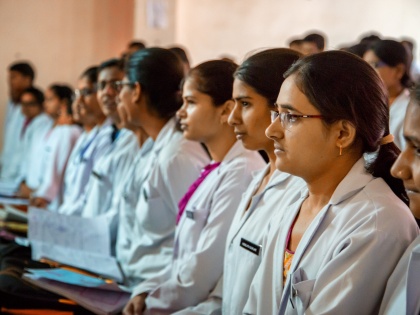 Tamil Nadu government removed the Dean of Madurai Medical College, who administered 'Charak Oath' to medical students instead of 'Hippocratic Oath', know what is 'Hippocratic Oath' and 'Charak Oath' | मेडिकल छात्रों को 'हिप्पोक्रेटिक शपथ' दिलाने की जगह 'चरक शपथ' दिलाने वाले मदुरै मेडिकल कॉलेज के डीन को तमिलनाडु सरकार ने पद से हटाया, जानिए क्या है 'शपथ' का मामला