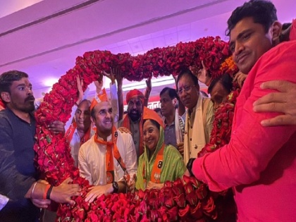 JDU suffered a setback in Bihar, two-time MP Meena Singh joined BJP with her son | बिहार में जदयू को लगा झटका, दो बार सांसद रहीं मीना सिंह अपने बेटे के साथ भाजपा में हुईं शामिल