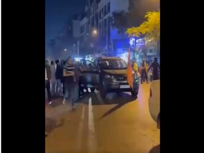 VIDEO: Clash between two communities on Mumbai's Mira Road, tension after sloganeering, 5 arrested | VIDEO: मुंबई के मीरा रोड पर दो समुदायों के बीच झड़प, रामध्वज लगाए वाहनों पर भीड़ का हमला, 5 गिरफ्तार