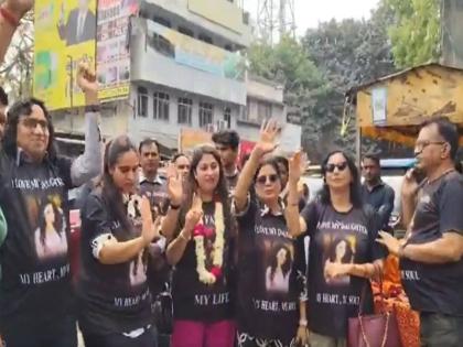 Retired Meerut Judge Celebrates Daughter’s Divorce With Dhols; Family Gives Her Grand Welcome | Video | मेरठ के रिटायर्ड जज ने ढोल-नगाड़ों के साथ मनाया बेटी के तलाक़ का जश्न, परिवार ने किया भव्य स्वागत | Video Retired Meerut Judge Celebrates Daughter’s Divorce With Dhols; Family Gives Her Grand Welcome | Video | मेरठ के रिटायर्ड जज ने ढोल-नगाड़ों के साथ मनाया बेटी के तलाक़ का जश्न, परिवार ने किया भव्य स्वागत | Video