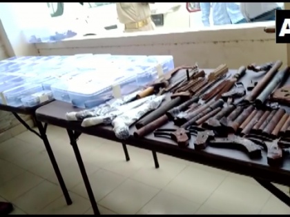 Uttar Pradesh Meerut illegal weapons recovered 140 arrested 239 firearms gun and pistol recovered | मेरठः अवैध हथियारों का जखीरा बरामद, 140 गिरफ्तार, 239 तमंचे, बंदूक और पिस्टल बरामद