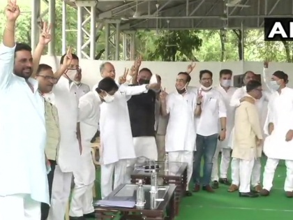 Rajasthan: Chief Minister Ashok Gehlot, Congress leaders and party MLAs show victory sign, as they gather at CM's residence in Jaipur | Rajasthan Political Crisis: विधायक दल की बैठक में पहुंचे 107 एमएलए, विक्ट्री साइन दिखाकर किया बहुमत का दावा, सचिन पायलट को मनाने में जुटीं प्रियंका गांधी