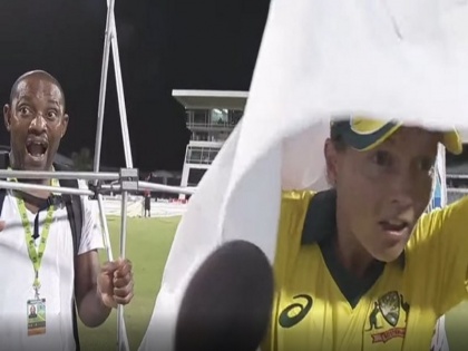 Sponsors banner fell upon Australian captain Meg Lanning during the post-match presentation, Watch Video | ऑस्ट्रेलियाई कप्तान के साथ हुई अजीब घटना, मैच के बाद इंटरव्यू देते समय ऊपर आ गिरा बैनर, वीडियो वायरल