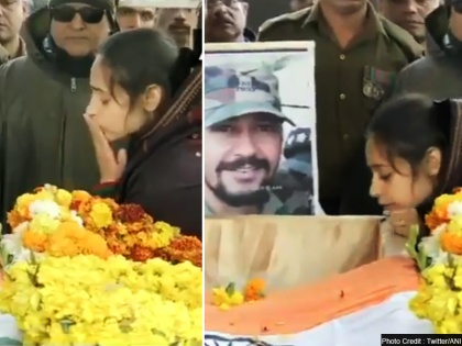 Pulwama: Wife of Major VS Dhoundiyal mortal remains says love to husband | जब पत्नी ने शहीद मेजर को चूम कर बोला, I Love You, एक साल पहले हुई थी शादी, देखें वीडियो