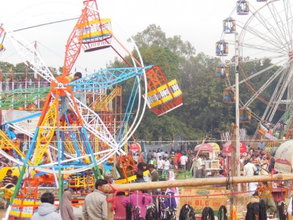 Lockdown: Ram Navami fair amid Corona epidemic, crowds of over 1000 people gathered | लॉकडाउन: कोरोना महामारी के बीच रामनवमी पर लगे मेले, 1000 से ज्यादा लोगों की जुटी भीड़