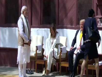 Melania takes off her high heels Trump takes off his shoes in sabarmati ashram | #TrumpInIndia: साबरमती आश्रम में मेलानिया ट्रंप ने उतारी हाई हील, राष्ट्रपति ट्रंप ने खोले जूते, पीएम मोदी खड़े दिखे
