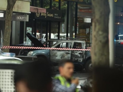 Australia Melbourne Man shot by police after stabbing | ऑस्ट्रेलिया: चाकूधारी ने किया भीड़ पर हमला, एक की मौत, दो गंभीर रूप से घायल