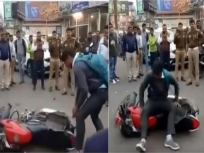 UP Meerut man throws bike, breaks after being fined for not wearing helmet video VIRAL | चालान कटा तो शख्स ने बाइक के साथ जो किया उसे देख पुलिस भी रह गई हैरान, वायरल हुआ वीडियो