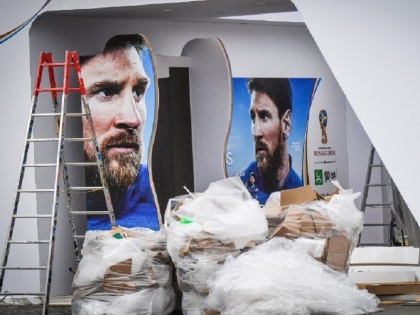 fifa world cup 2018 lionel messi west bengal fan paints entire house in argentinian flag Colour | FIFA World Cup: अर्जेंटीना के मैच वाले दिन इस दुकान पर चाय-समोसा मुफ्त! मिलिए, मेसी के 'सबसे बड़े' फैन से