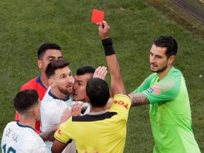 Copa America 2019: Lionel Messi criticises 'corruption' and biased referees after being shown red card vs Chile | कोपा अमेरिका: मेसी ने लाल कार्ड दिखाए जाने के बाद टूर्नामेंट में ‘भ्रष्टाचार’ और 'रेफरी' को लताड़ा