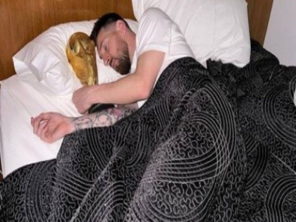 Lionel Messi poses with the World Cup Trophy in bed | फीफा विश्वकप की ट्रॉफी को गले लगाकर सोए लियोनेल मेसी