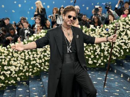 Met Gala-2025 Shahrukh Khan seen in Sabyasachi designed outfits | Met Gala 2025: शाहरुख खान के स्टाइल ने मेट गाला में बिखेरा जलवा, 'किंग' की तरह किया डेब्यू Met Gala-2025 Shahrukh Khan seen in Sabyasachi designed outfits | Met Gala 2025: शाहरुख खान के स्टाइल ने मेट गाला में बिखेरा जलवा, 'किंग' की तरह किया डेब्यू
