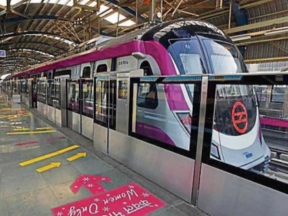 Delhi woman injured after her Saree gets stuck in metro gate | दिल्ली: चलती मेट्रो ट्रेन के दरवाजे में फंसी महिला की साड़ी, फिर ऐसे बची जान