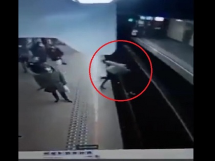 Women pushed on metro track by a man as train aproaches, viral video | वीडियो: महिला को धक्का देकर मेट्रो ट्रैक पर गिराया शख्स ने, ट्रेन के ड्राइवर की सूझबूझ से बच गई जान