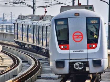 Delay in service from Noida Electronic City to Akshardham. | मेट्रो ट्रैक पर कूदा एक शख्स, ब्लू लाइन पर सेवा प्रभावित