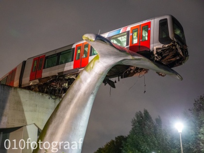 The metro derailed after breaking the station, so the whale's tail stopped such a big accident, see viral video | स्टेशन तोड़कर पटरी से उतरी मेट्रो, तो व्हेल की पूंछ ने ऐसे रोका बड़ा हादसा, देखें वायरल वीडियो