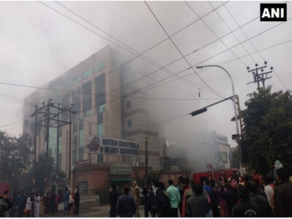fire breaks out in Metro Hospital in Noida sector-12 | नोएडाः मेट्रो हॉस्पिटल में लगी भीषण आग, मरीजों को निकाला जा रहा बाहर