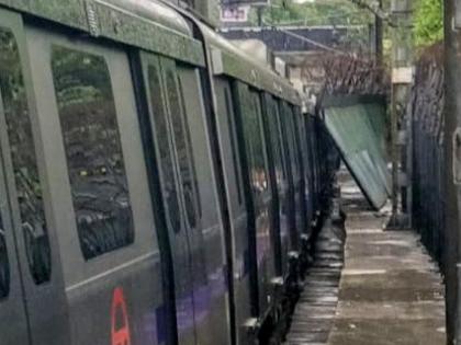 Delhi Metro's Violet line halted after a railing wall fell on a train | दिल्ली मेट्रो की वॉयलेट लाइन में बड़ा हादसा, कोच के ऊपर गिरी दीवार Delhi Metro's Violet line halted after a railing wall fell on a train | दिल्ली मेट्रो की वॉयलेट लाइन में बड़ा हादसा, कोच के ऊपर गिरी दीवार