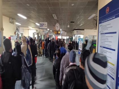 delhi metro video viral Security tightened in Delhi Metro before Republic Day condition of people standing in long queues is miserable | Republic Day 2024: मेट्रो स्टशनों के बाहर लंबी लाइन, लोगों का हाल हुआ बेहाल, गणतंत्र दिवस से पहले सुरक्षा कड़ी, वीडियो वायरल