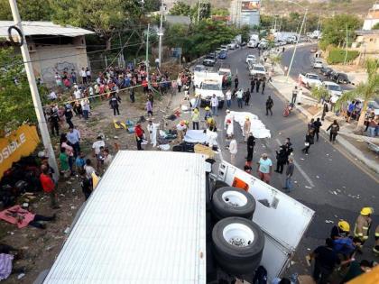 Mexico Truck Crash Least 54 Migrants Crammed Killed trailer overturns 100 others injured | Mexico Truck Crash: मैक्सिको में बेकाबू ट्रक ने पैदल यात्रियों को रौंदा, 54 की मौत, 100 अन्य घायल Mexico Truck Crash Least 54 Migrants Crammed Killed trailer overturns 100 others injured | Mexico Truck Crash: मैक्सिको में बेकाबू ट्रक ने पैदल यात्रियों को रौंदा, 54 की मौत, 100 अन्य घायल