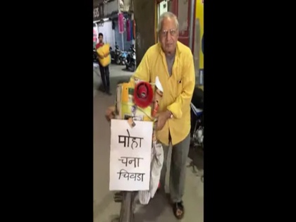 maharashtra news nagpur 70 years old man do two shift work as security guard and sells poha at night video viral | Viral Video: दिन में करते हैं सिक्योरिटी और रात में बेचते हैं पोहा, 70 साल के जयंती भाई को लोगों ने दी सलामी