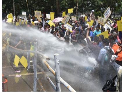 mgnrega labours protests in patna over his many demands | बिहारः पटना में प्रदर्शन कर रहे मनरेगा मजदूरों पर पुलिस ने किया वॉटर कैनन का इस्तेमाल, कई घायल 