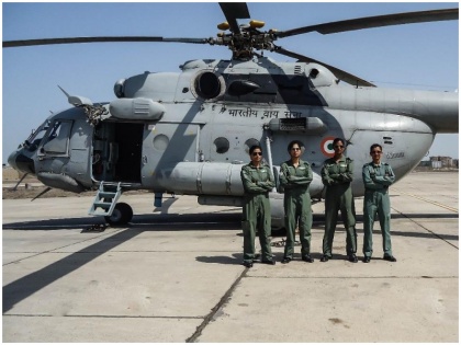 Parul Bhardwaj is the first woman pilot to fly Mi-17 V5 chopper Co pilot Aman Nidhi Engineer Hina Jaiswal first woman Flight of the IAF | महिला क्रू मेंबर्स ने MI-17 V5 चॉपर उड़ाकर रचा इतिहास