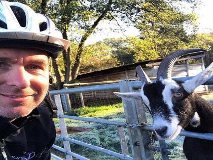 Michael Vaughan shares pic with goat, calling it selfie with Virat Kohli, irks indian fans | माइकल वॉन ने बकरे के साथ फोटो शेयर करते हुए लिखा, 'सेल्फी विद विराट', नाराज हुए भारतीय फैंस