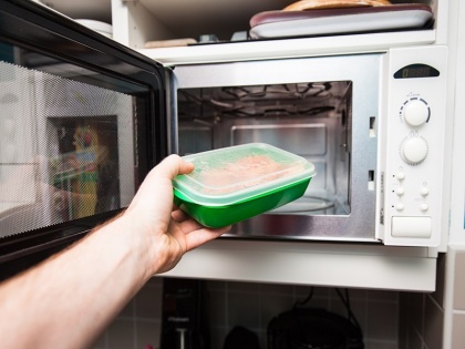 Microwave oven useful everything from cooking to heating food quickly know experts its disadvantages right way to cook food | खाना झट से पकाने से लेकर गर्म करने तक सब में काम आता है माइक्रोवेव ओवन, एक्सपर्ट्स से जानें इसके नुकसान और फूड बनाने का सही तरीका