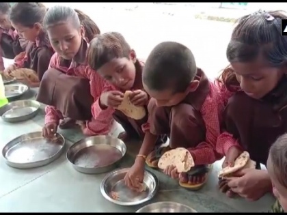 UP Mirzapur primary school served salt with roti to Children in mid-day meal video goes viral | योगी राज में मिड-डे मील के नाम पर बच्चों को दी जा रही है नमक रोटी, वीडियो वायरल होने के बाद हरकत में प्रशासन
