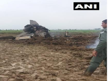 Madhya Pradesh: MiG 21 Trainer aircraft crashed in Gwalior | मध्य प्रदेश के भिंड में MiG 21 विमान हुआ क्रैश, दोनों पायलट सुरक्षित Madhya Pradesh: MiG 21 Trainer aircraft crashed in Gwalior | मध्य प्रदेश के भिंड में MiG 21 विमान हुआ क्रैश, दोनों पायलट सुरक्षित