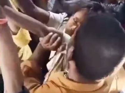 Migrant laborer in train first asked Tamil or Hindi then abused and thrashed Tamil Nadu watch viral video | तमिलनाडु: ट्रेन में प्रवासी मजदूर से पहले पूछा गया तमिल या हिंदी फिर गाली देकर की गई जमकर मारपीट, देखें वायरल वीडियो
