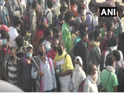 Delhi: Migrant labourers in large numbers gather in Gazipur at Delhi-Uttar Pradesh border | दिल्ली-यूपी बॉर्डर पर बड़ी तादाद में जमा हुए प्रवासी मजदूर, CM योगी आदित्यनाथ ने दिया है बसों का इंतजाम करने का आदेश
