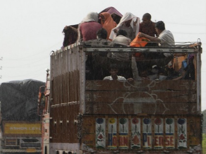 Noida police arrested three people for illegally taking migrant laborers to bihar | मजदूरों से मोटी रकम वसूल कर उन्हें बिहार भेजने वाले गैंग का भंडाफोड़, लाखों कैश के साथ तीन गिरफ्तार