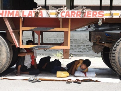 Corona virus lockdown Migrant worker tragedy six dead road accidents 95 others injured | migrant crisis: प्रवासी कामगार पर आफत, सड़क दुर्घटनाओं में छह मजदूरों की मौत, 95 अन्य घायल,मृतकों में दो सगे भाई और चाचा शामिल