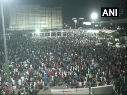 Lockdown: Thousands of migrant laborers gathered at Delhi-Ghaziabad border, Situation of chaos | Lockdown: दिल्ली-गाजियाबाद सीमा पर जुटे हजारों प्रवासी मजदूर, अफरा-तफरी का माहौल