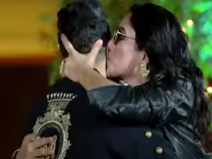 girl kiss mika singh in show Swayamvar Mika Di Vohti said I can not control | मीका के 'स्वयंवरः मीका दी वोहटी' में पहुंची लड़की ने कहा 'कंट्रोल नहीं हो रहा', KISS करने के बाद घुटने के बल किया प्यार का इजहार
