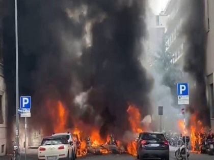 Explosion rocks Italy's Milan, several vehicles on fire | इटली : मिलान शहर में ऑक्सीजन ले जा रही वैन में धमाका, कई वाहनों में लगी आग