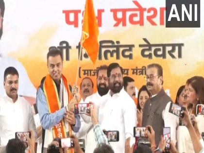 Milind Deora joins Shiv Sena, Eknath Shinde welcomes him | Milind Deora: मिलिंद देवड़ा शिंदे गुट की शिवसेना में हुए शामिल, सीएम एकनाथ शिंदे ने किया स्वागत