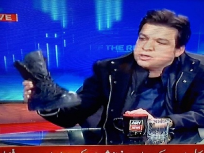 Pak Minister Faisal Vawda uses army boot on live tv show to condemn nawaz sharif | इमरान खान के मंत्री ने लाइव टीवी शो में दिखाया फौजी बूट, कहा- 'नवाज शरीफ इसे लेटकर इज्जत देंगे', वायरल हुआ वीडियो